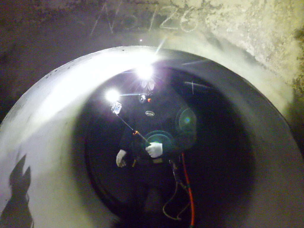 潜水士とROV併用による下水道管路調査を実施しました_img_2